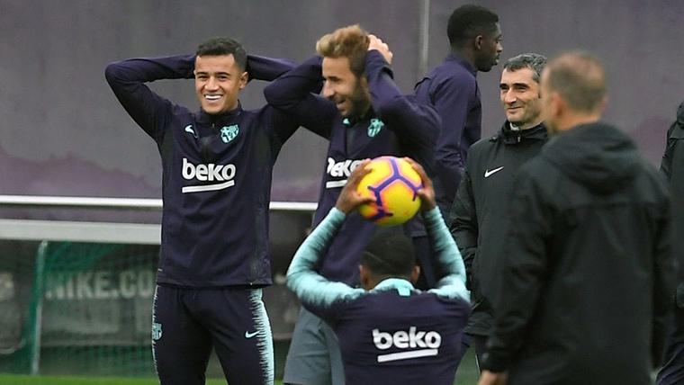 Philippe Coutinho, sonriendo durante un entrenamiento con el Barça