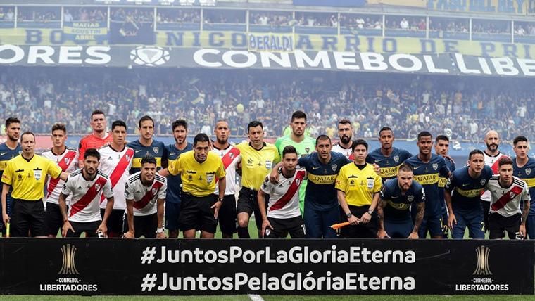 River Plate and Mouth Juniors, posing before the gone of the final of the Libertadores