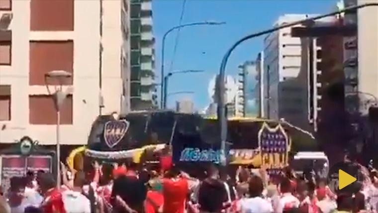 Apedrearon el bus de Boca Juniors