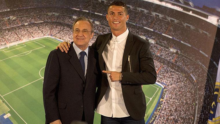 Florentino Pérez y Cristiano Ronaldo en un acto de renovación del luso