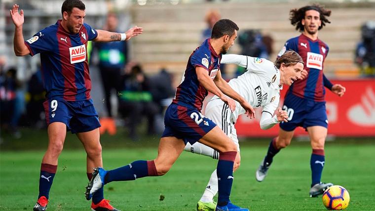 Luka Modric intenta zafarse de la presión de los jugadores del Eibar