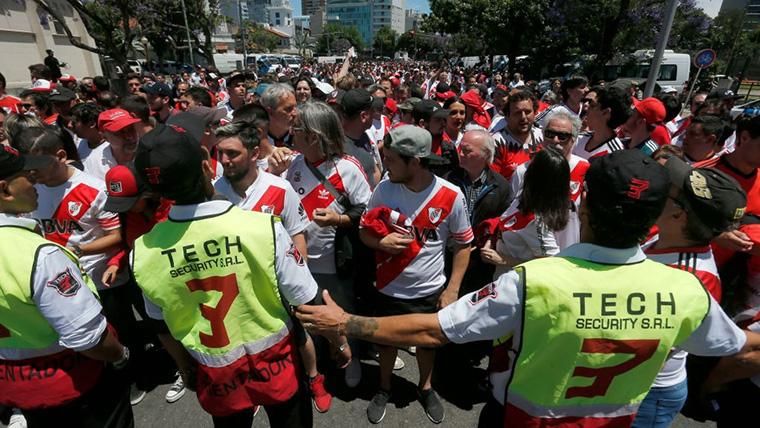 Aficionados de River Plate, intentando acceder al Monumental