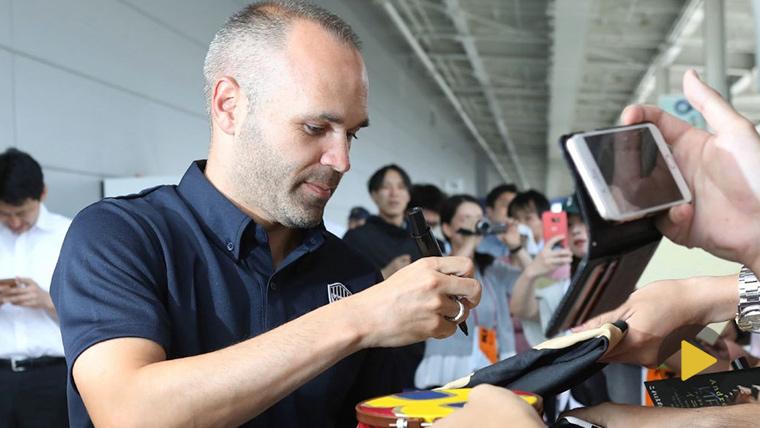 Andrés Iniesta, signing autographic in T-shirts of the FC Barcelona