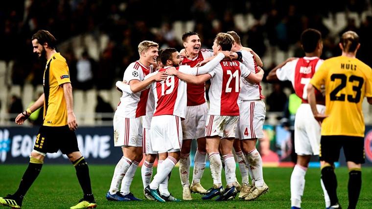 The Ajax of Amsterdam, celebrating the pass to eighth of Champions League