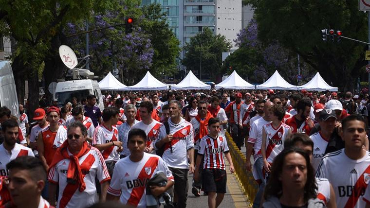 Fans of River Plate, leaving home from the Monumental