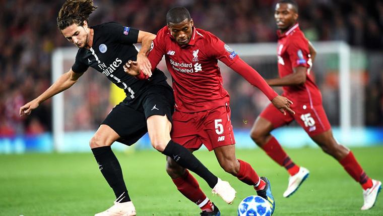 Adrien Rabiot, intentando arrebatar el balón a un jugador del Liverpool