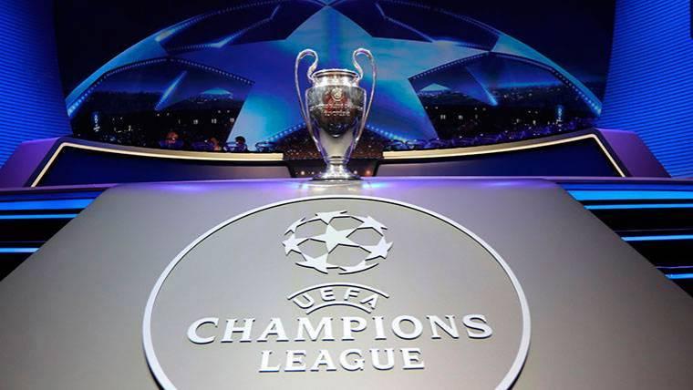 The trophy of the Champions League in a gala of the UEFA
