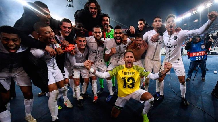 The players of the PSG celebrate a victory in the Champions