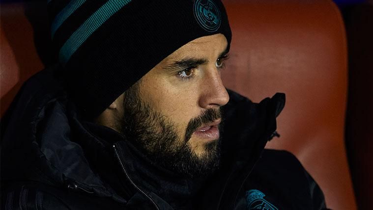 Isco Alarcón in the bench of the Real Madrid