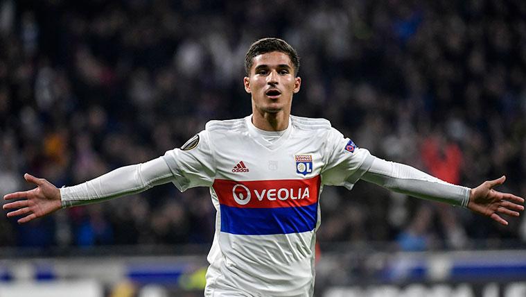 Houssem Aouar Celebrates a goal with the Olympique of Lyon