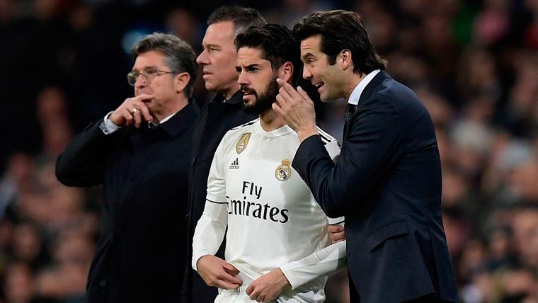 Isco Attends to Santiago Solari before a replacement