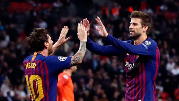 Piqué celebra un gol con Messi