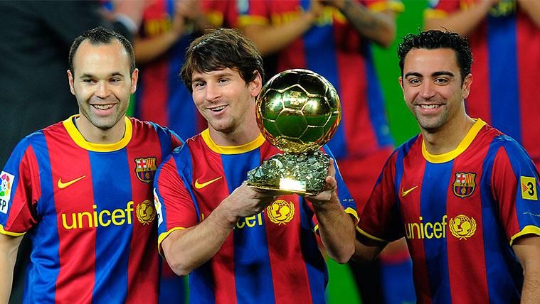 Leo Messi, with the Balloon of Gold beside Andrés Iniesta and Xavi Hernández