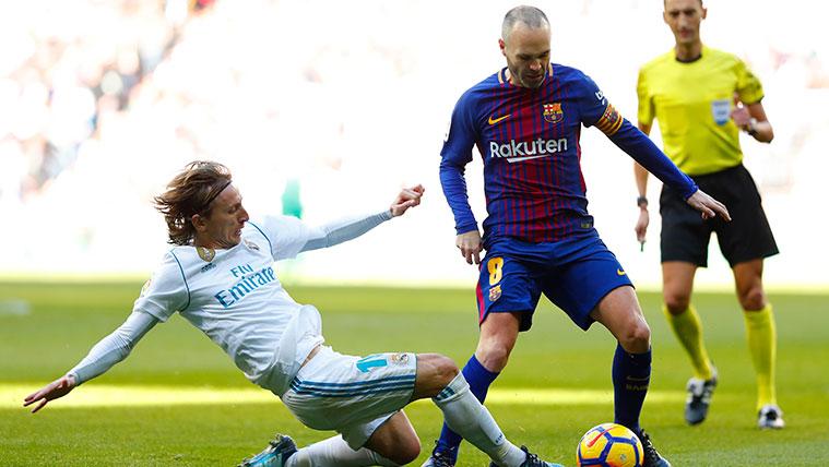 Luka Modric And Andrés Iniesta pugnan by a balloon in a Classical