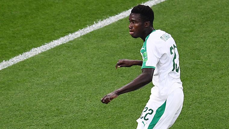 Moussa Wagué en un partido con la selección de Senegal