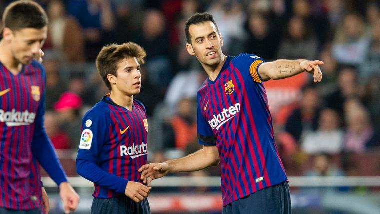 Sergio Busquets indica a Riqui Puig durante un partido del FC Barcelona | FCB