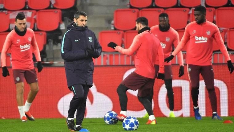 Ernesto Valverde, con sus jugadores durante un entreno del FC Barcelona