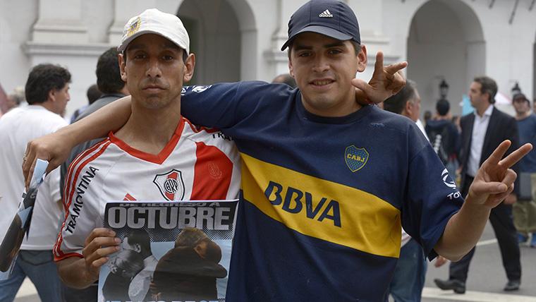 Followers of River Plate and Mouth Juniors, signing the peace