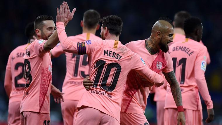 Leo Messi, celebrating with his mates one of the marked goals to the Espanyol