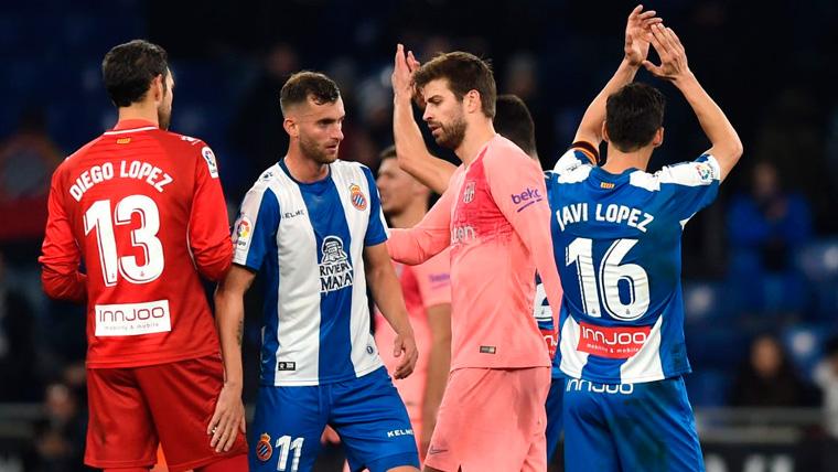 Gerard Piqué saluda a los jugadores del RCD Espanyol tras el derbi