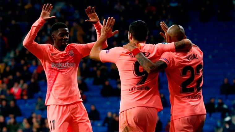 Ousmane Dembélé, Luis Suárez y Arturo Vidal celebran un gol del FC Barcelona