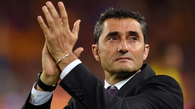 Ernesto Valverde applauds after a victory of the FC Barcelona