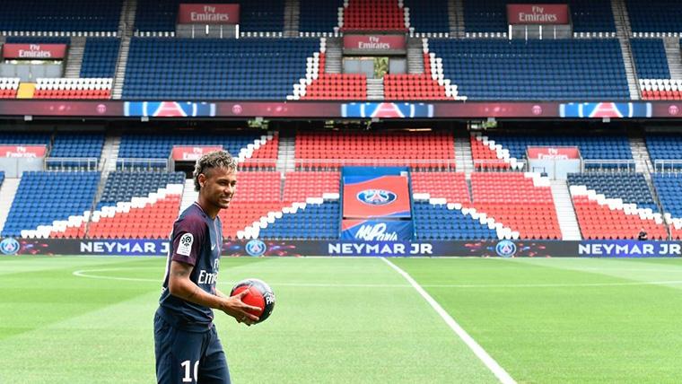 Neymar Jr, presented officially with the PSG in the Park of The Princes