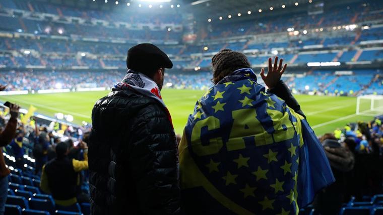 Dos aficionados presentes en el Bernabéu para presenciar la final River-Boca