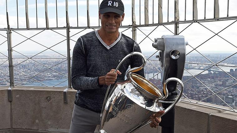 Rivaldo, showing the trophy of the UEFA Champions League