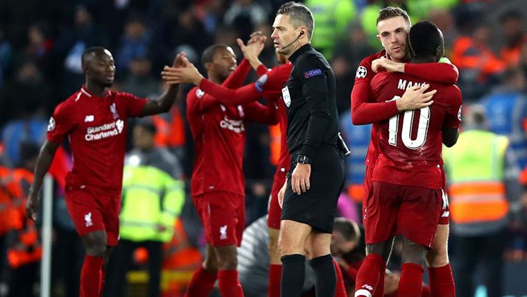 El Liverpool, celebrando el pase a octavos de Champions League