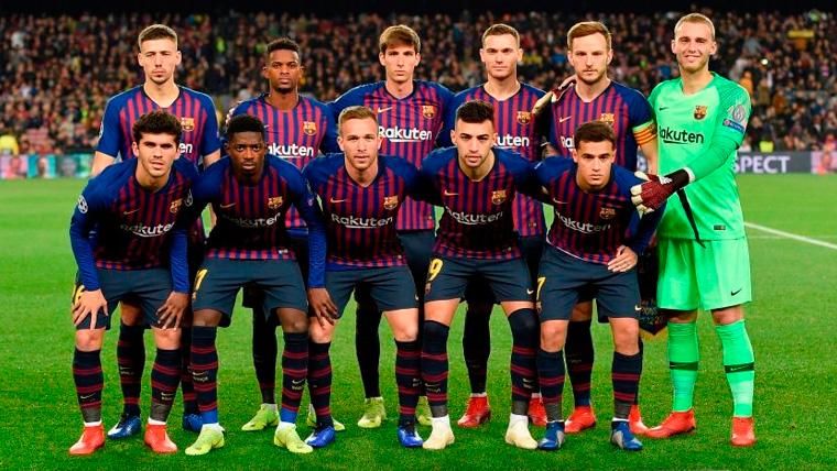 Los jugadores del FC Barcelona posan antes de un partido de Champions