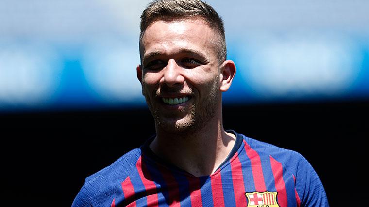 Arthur in his presentation with the FC Barcelona