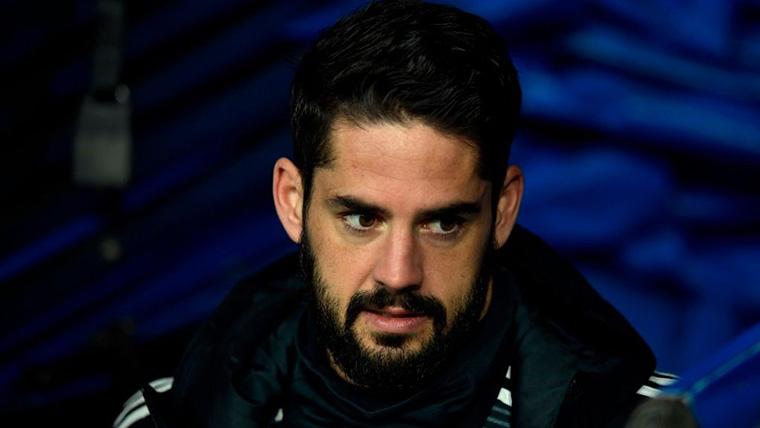 Isco Alarcón, seated in the bench of the Real Madrid