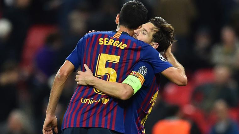 Leo Messi y Sergio Busquets, abrazándose tras un gol del Barça