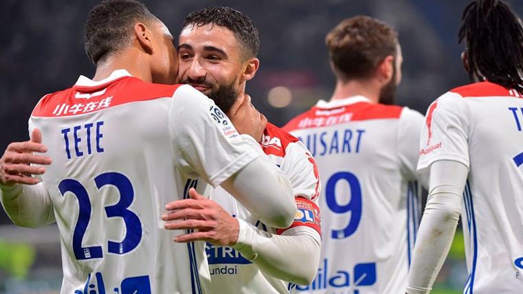 Nabil Fekir, celebrando un gol con sus compañeros en el Lyon