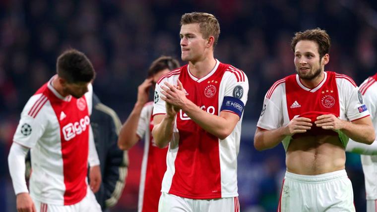 Matthijs Of Ligt applauds to the fans after a victory of the Ajax