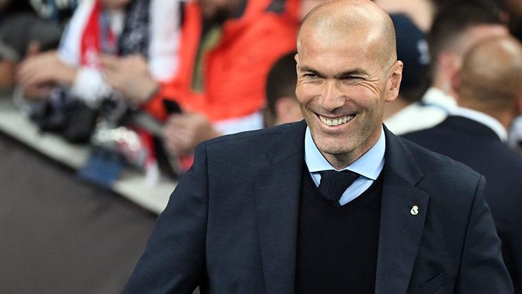 Zinedine Zidane, sonriente in the bench of the Real Madrid