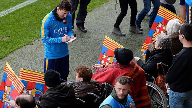 Leo Messi, signing autographic to fans with special needs