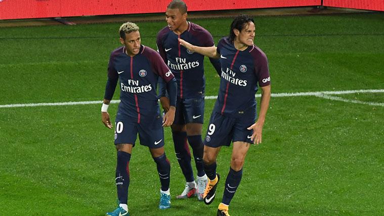 Neymar, Kylian Mbappé y Edinson Cavani celebran un gol del PSG