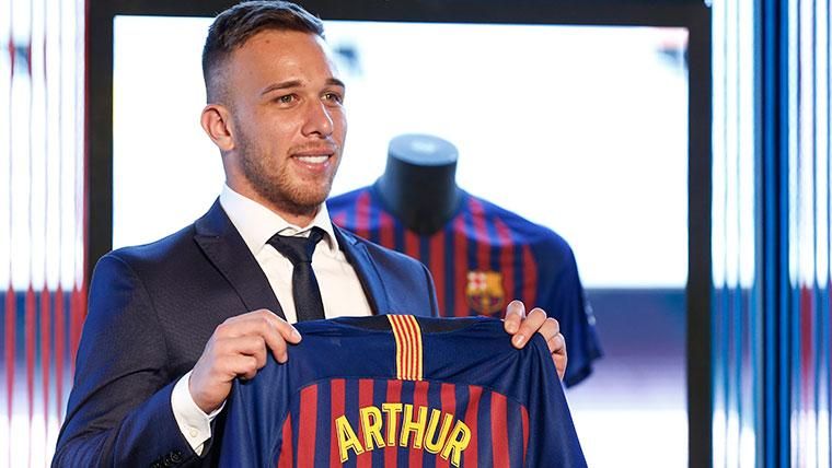Arthur en su presentación con el FC Barcelona