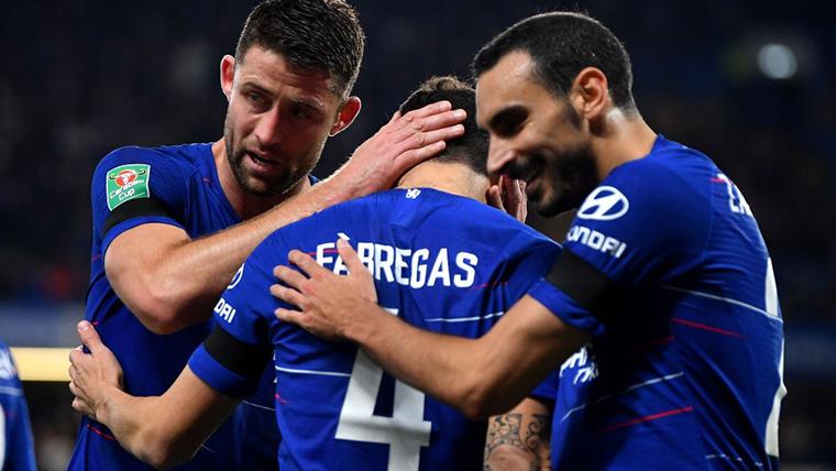 Cesc Fábregas, celebrando un gol con sus compañeros en el Chelsea