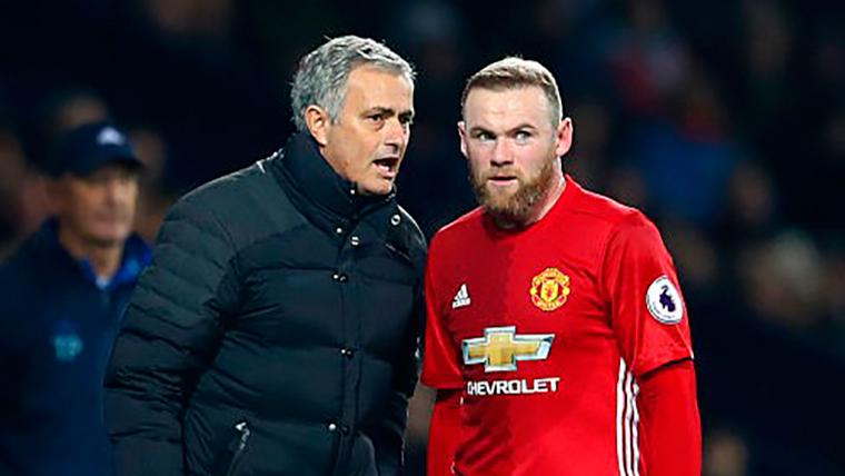 José Mourinho, junto a Rooney en un partido del United