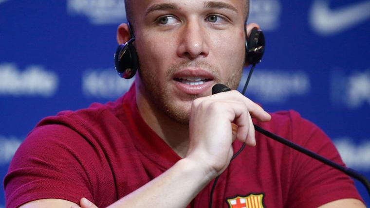 Arthur Melo, durante una rueda de prensa con el FC Barcelona