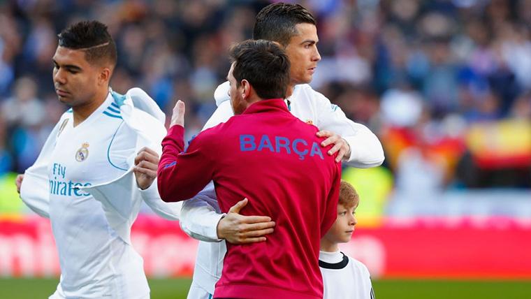 Leo Messi y Cristiano Ronaldo, saludándose en un Madrid-Barça