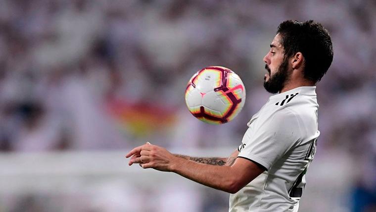 Isco Alarcón, controlando un balón en un partido con el Real Madrid
