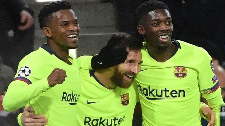Leo Messi, beside Dembélé celebrating a goal of the FC Barcelona