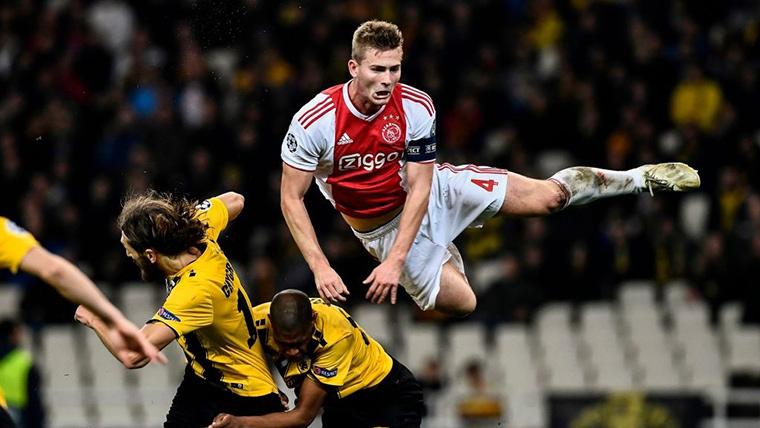 Matthijs de Ligt, despejando un balón con el Ajax de Amsterdam