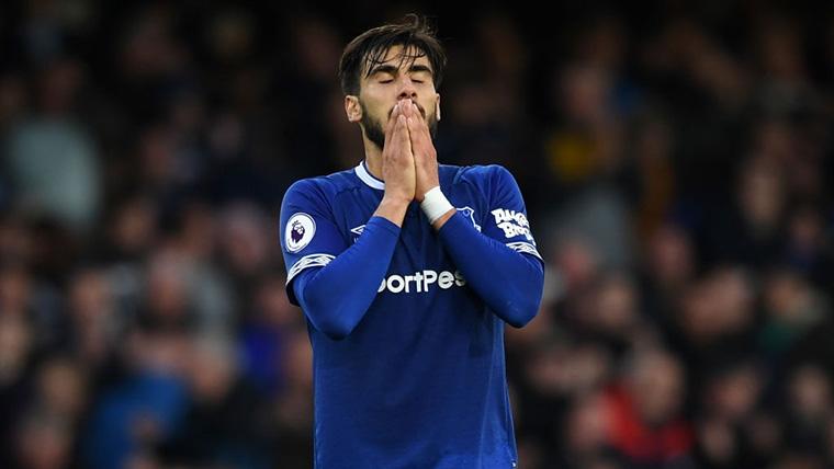 André Gomes, regretting an error with the Everton in the Premier League