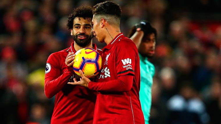 Mohamed Salah and Roberto Firmino, before launching a penalti with the Liverpool