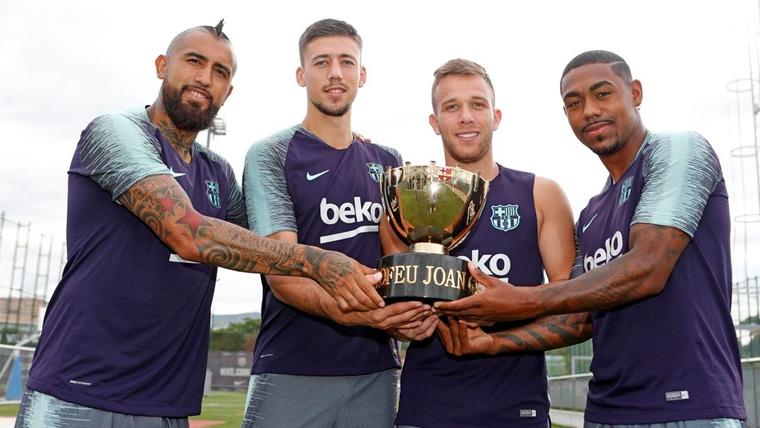 The signings of the FC Barcelona 2018-19 pose with the Trophy Joan Gamper | FCB